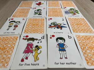 64枚の絵カードと64枚の英文カード。遊びを通して英文を丸ごと吸収する子どもたちの力を最大限に引き出します。